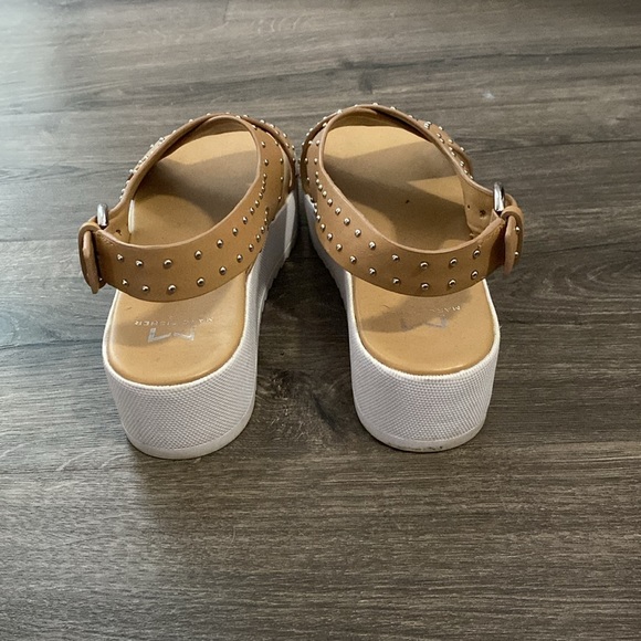 Marc Fisher Deliah Platform Wedge Sandals in Tan - Picture 4 of 6